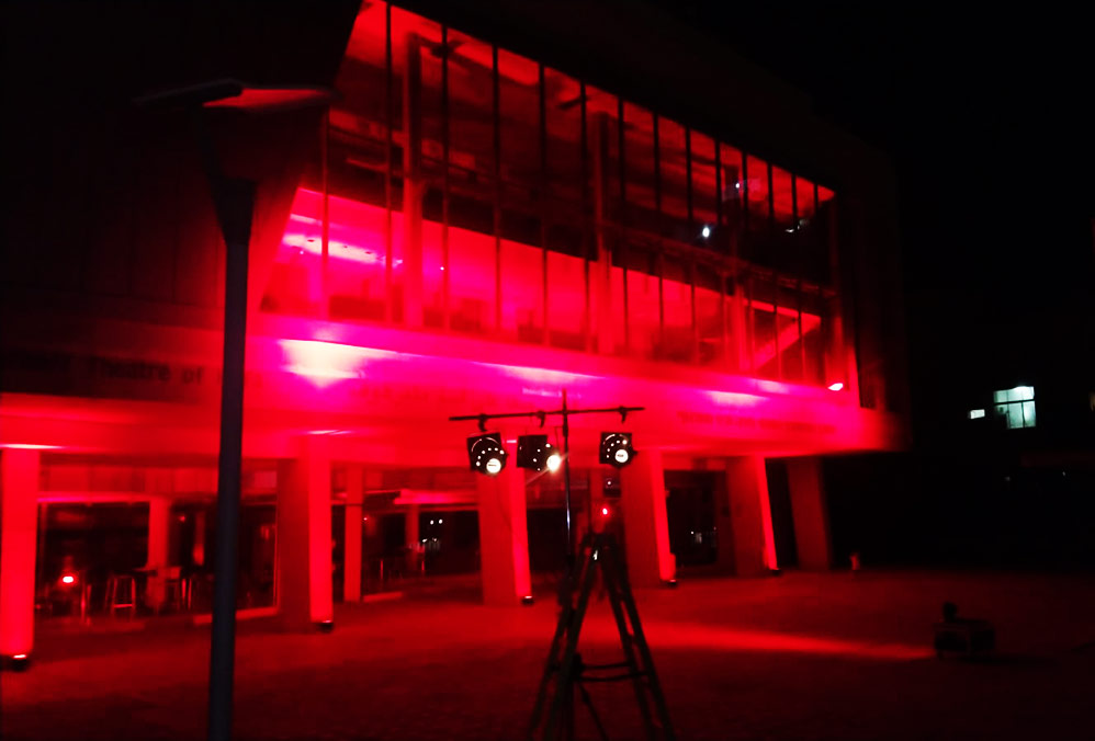 תאטרון חיפה מואר באדום - מחאת עובדי הבמה בתיאטראות והמוזיאונים בחיפה - מחאה אדומה