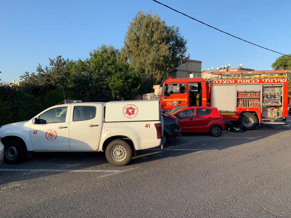 כבאית ורכב פיקוד • דירה נשרפה בקרית חיים (צילום: כבאות והצלה חיפה)