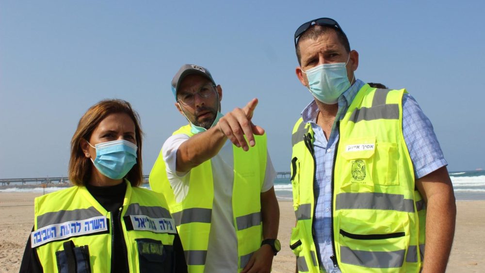השרה להגנת הסביבה גילה גמליאל ואסיף איזק, ראש מועצת חוף הכרמל. (צילום_:דני שלומי, עמותת אקואושן)