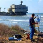 מבט אל המכון לחקר הימים | ציור בפעולה – יוסי לובלסקי (צילום: נילי בנו)