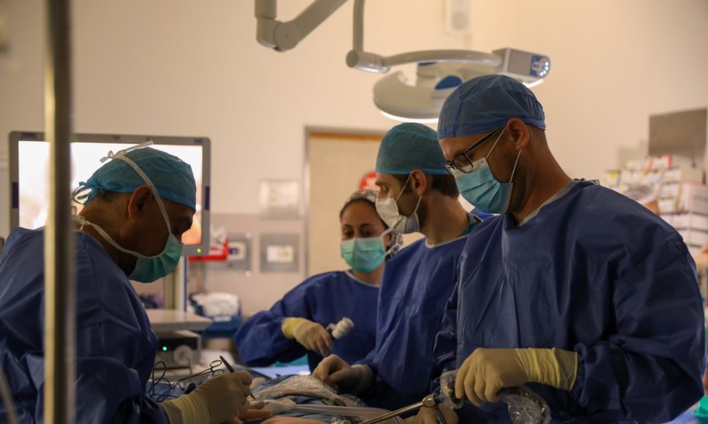   צוות רמב"ם מבצע השתלת רקמה (צילום: הקריה הרפואית רמב"ם)