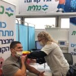 ראש העיר רועי לוי מתחסן נגד הקורונה במרכז רפואי לין