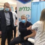 ראש עירית קרית אתא יעקב פרץ מתחסן נגד הקורונה במרכז רפואי לין