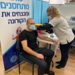 רונן נודלמן מתחסן נגד הקורונה במרכז רפואי לין של כללית