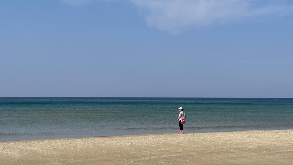 אשה צופה על הים הכחול - מסלול ההליכה לכיוון עתלית - חופי טירת כרמל - סגר הקורונה (צילום: ירון כרמי)