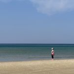 אשה צופה על הים הכחול – מסלול ההליכה לכיוון עתלית – חופי טירת כרמל – סגר הקורונה (צילום: ירון כרמי)