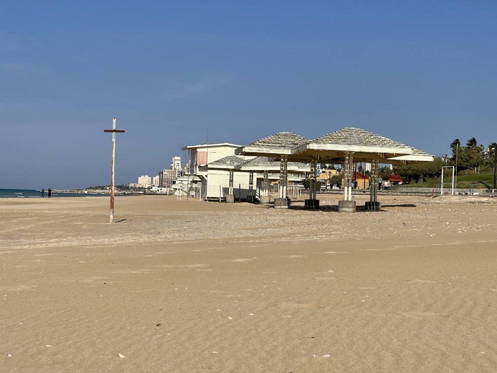 חוף דדו במהלך הסגר השלישי (צילום: ירון כרמי)