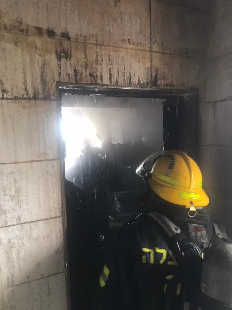 כבאי בפעולה | שרפה בדירה ברחוב דוד מרכוס בחיפה (צילום: כבאות והצלה)