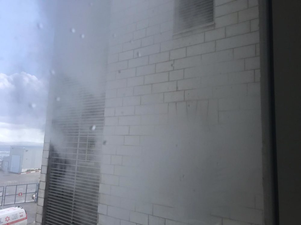 מסתור כביסה אפוף עשן | שרפה בדירה ברחוב דוד מרכוס בחיפה (צילום: כבאות והצלה)