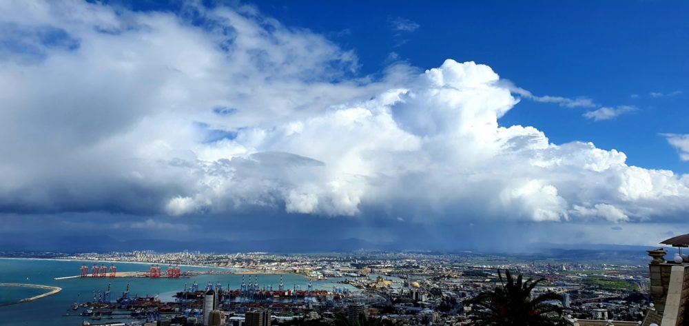 נופי חיפה היפה - מפרץ חיפה ביום סערה וקשת (צילום: נילי בנו)