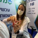 אחות מחסנת נגד קורונה • מתחם חיסוני קורונה ענק של כללית נפתח במרכז הקונגרסים בחיפה (צילום: ירון כרמי)