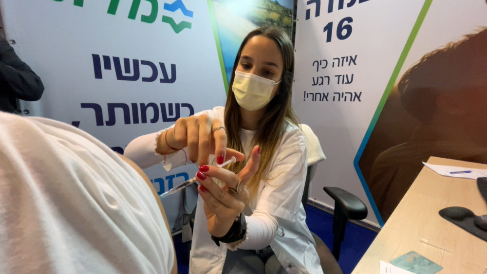 אחות מחסנת נגד קורונה • מתחם חיסוני קורונה ענק של כללית נפתח במרכז הקונגרסים בחיפה (צילום: ירון כרמי)