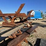פוד טראק סגור וספסלים בערמה בעת הסגר (צילום: ירון כרמי)