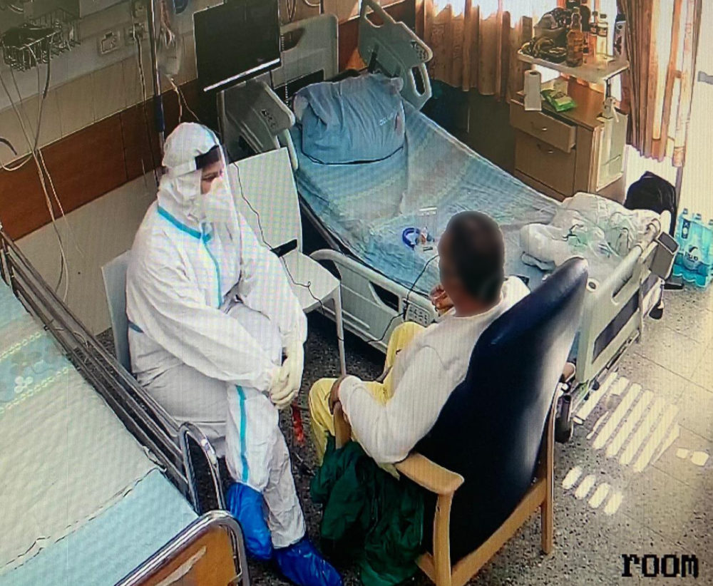 לימור בטיפול עם חולה בתוך מחלקות הקורונה (צילום: אלי דדון) 