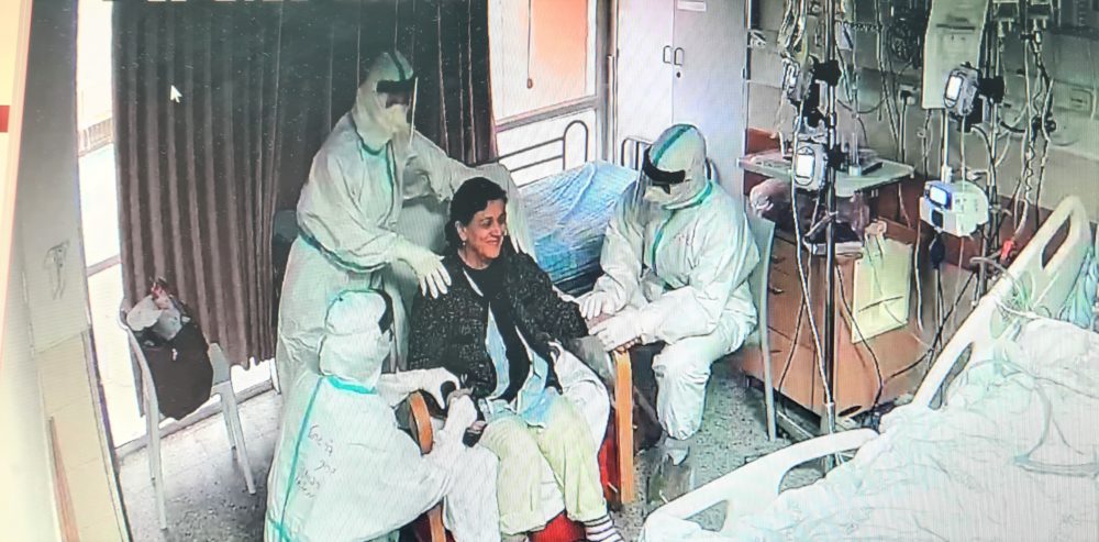 צוות הרפואה האינטגרטיבית מטפל בתוך מחלקת קורונה (צילום: אלי דדון)