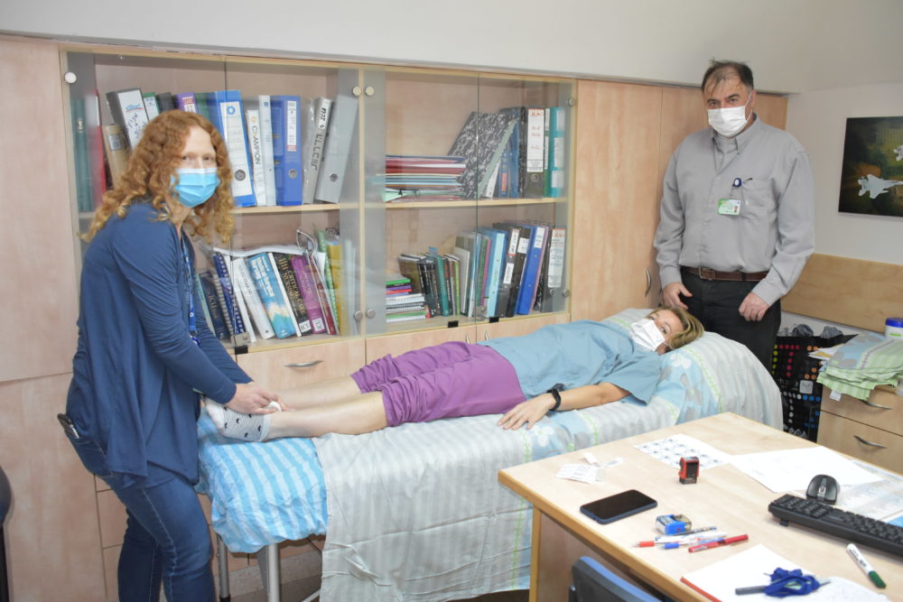 פרופ' בן אריה ומטפלת בטיפול באשת צוות רפואי ממחלקת קורונה (צילום: אלי דדון)