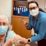 פלורה חיים מחסנת את שלומית בן ארי (צילום: דוברות כללית)