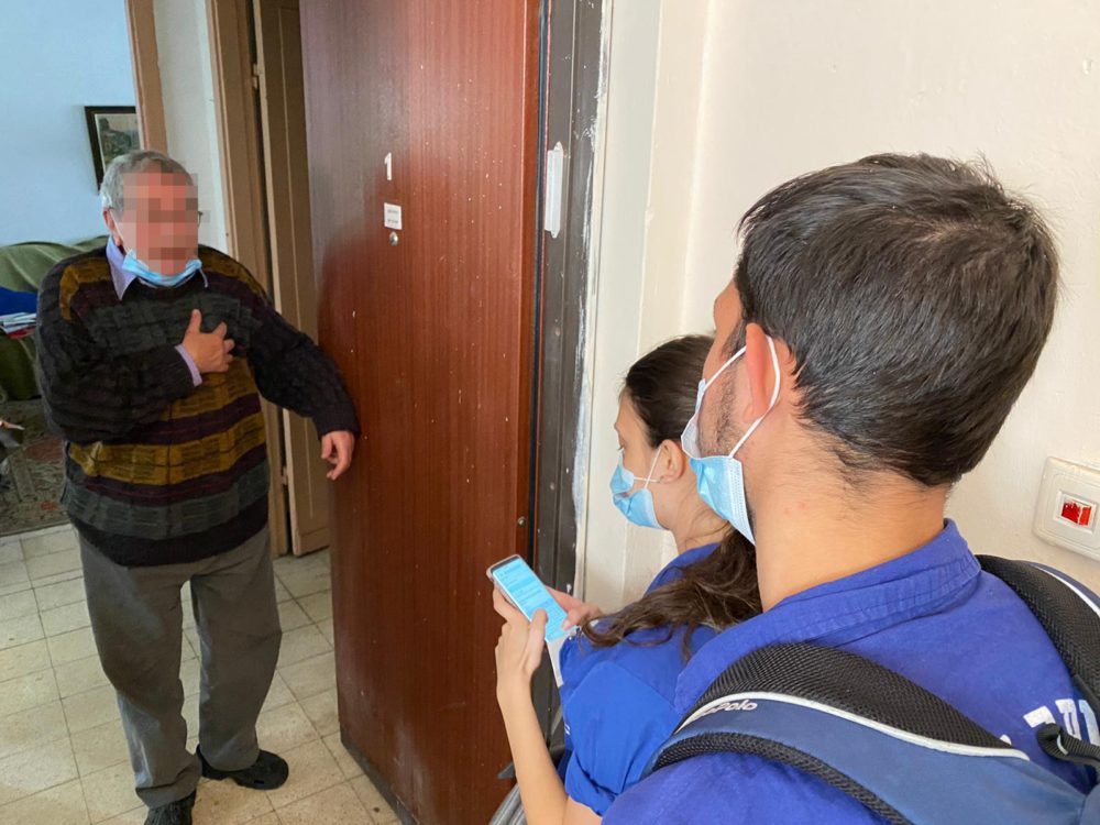 תלמידים עוברים דלת דלת בבתי הקשישים (צילום: ראובן כהן, דוברות עיריית חיפה)