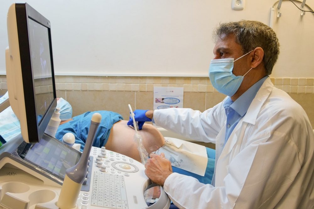 פרופ' בלוססקי מבצע בדיקת אולטרסאונד (צילום: הקריה הרפואית רמב