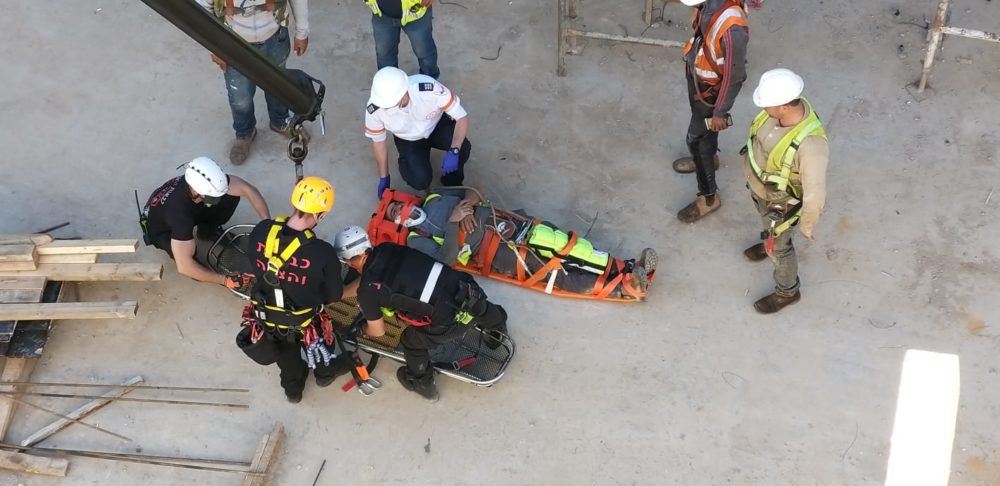 חילוץ האדם שנפל לפיר בטון (צילום: כבאות והצלה)