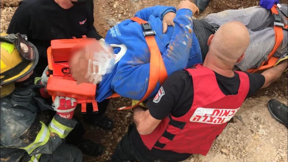 חילוץ אדם שנפל לבור (צילום: כבאות והצלה) כבאות והצלה