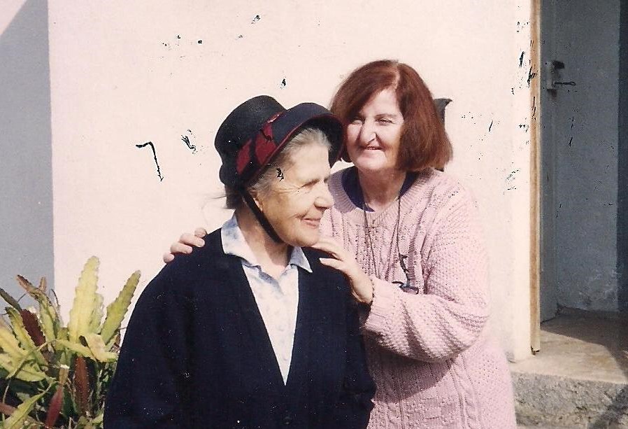 מחברת הספר - סימון עם הצרפתיה שהצילה אותה - חסידת אומות העולם הגב' אולגה קפיטן במפגש אחרי 50 שנה מימי השואה, צולם ע