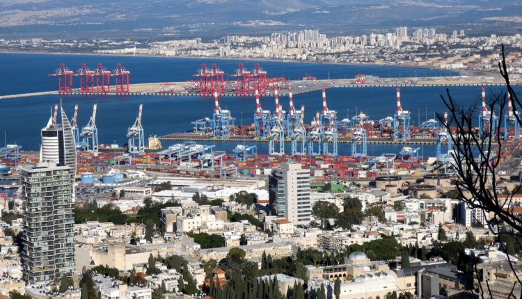 נמל המפרץ ונמל חיפה (צילום: יעל הורוביץ)