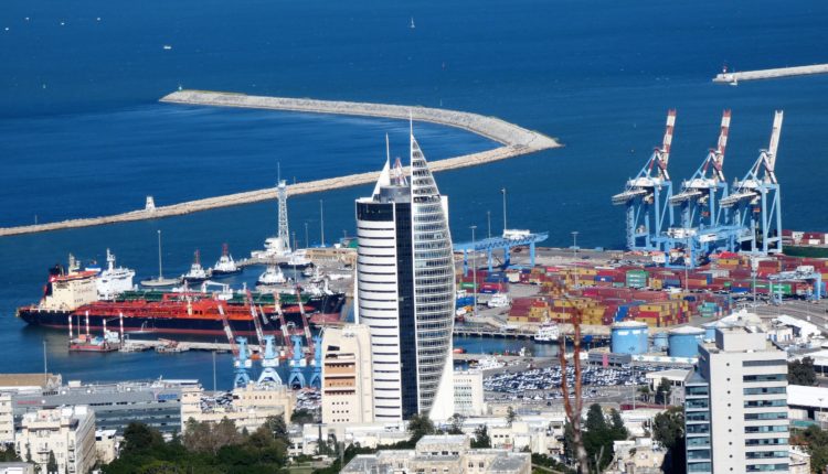 נמל חיפה וקריית הממשלה – מבט מהכרמל – חיפה (צילום: יעל הורוביץ)