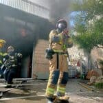 כבאים בפעולה • שרפה ברחוב קיבוץ גלויות בחיפה | חנות חומרי חשמל נשרפה כליל (צילום: כבאות והצלה חיפה)