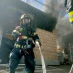 כבאי בפעולה • שרפה ברחוב קיבוץ גלויות בחיפה | חנות חומרי חשמל נשרפה כליל (צילום: כבאות והצלה חיפה)