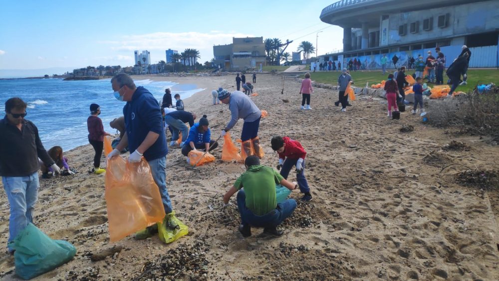 אסון הזפת - מתנדבים מנקים את חופי חיפה (צילום: ירון חנן)