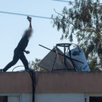 חיפה – רחוב אדמונד פלג – אדם מתבצר על הגג, זורק אבנים ומאיים להתאבד (צילום: חי פה)