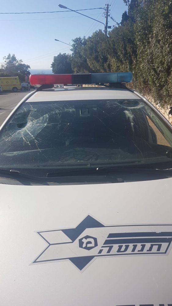 רכב משטרה שנפגע מזריקת אבן (צילום: משטרת ישראל)