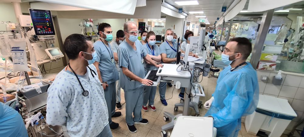 ד"ר עדן וצוות מפעילי הלב ריאה בהערכת חולי האקמו בכרמל (צילום: צילום אלי דדון)