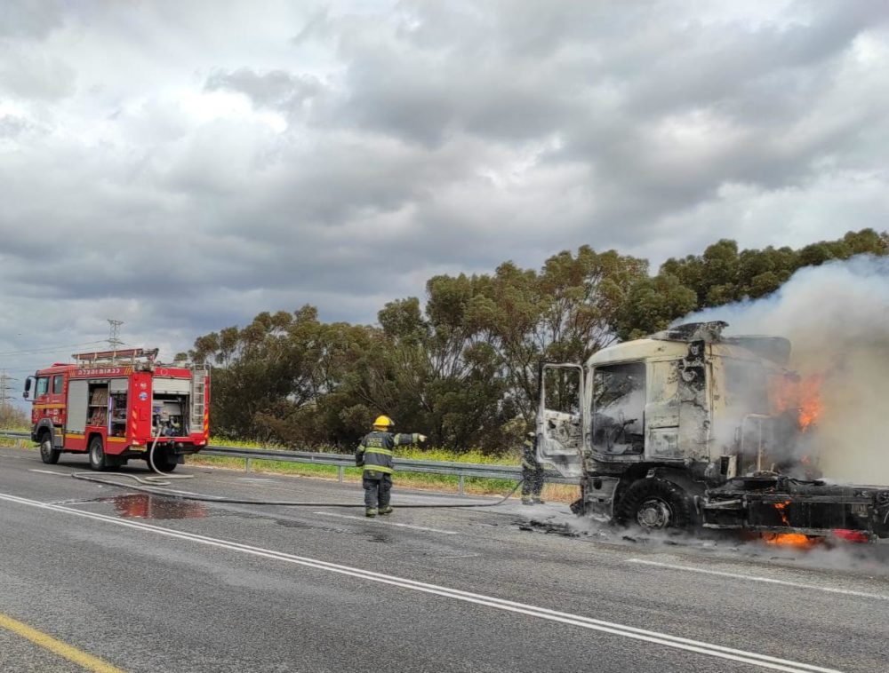 משאית עולה באש (צילום: כבאות והצלה)