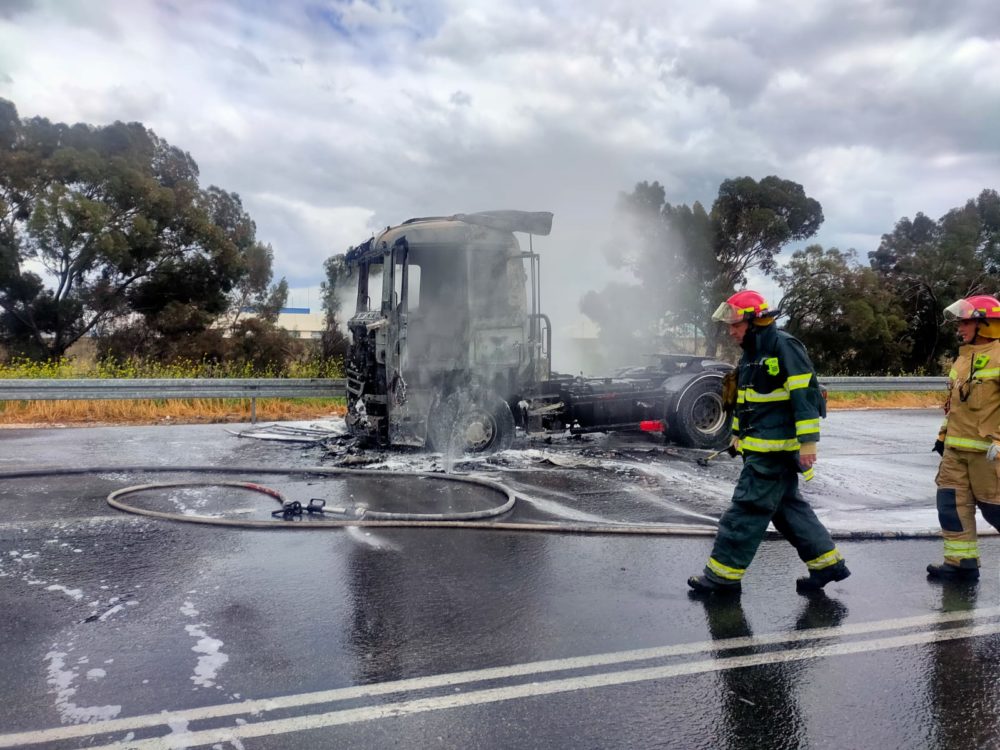 משאית עולה באש (צילום: כבאות והצלה)