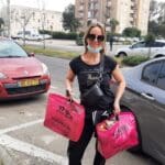 מורה מצוות בי"ס "מגינים" בחלוקת סלי מזון לנזקקים, תרומתם הנדיבה של יובל ועדן מהפרויקט של יובל