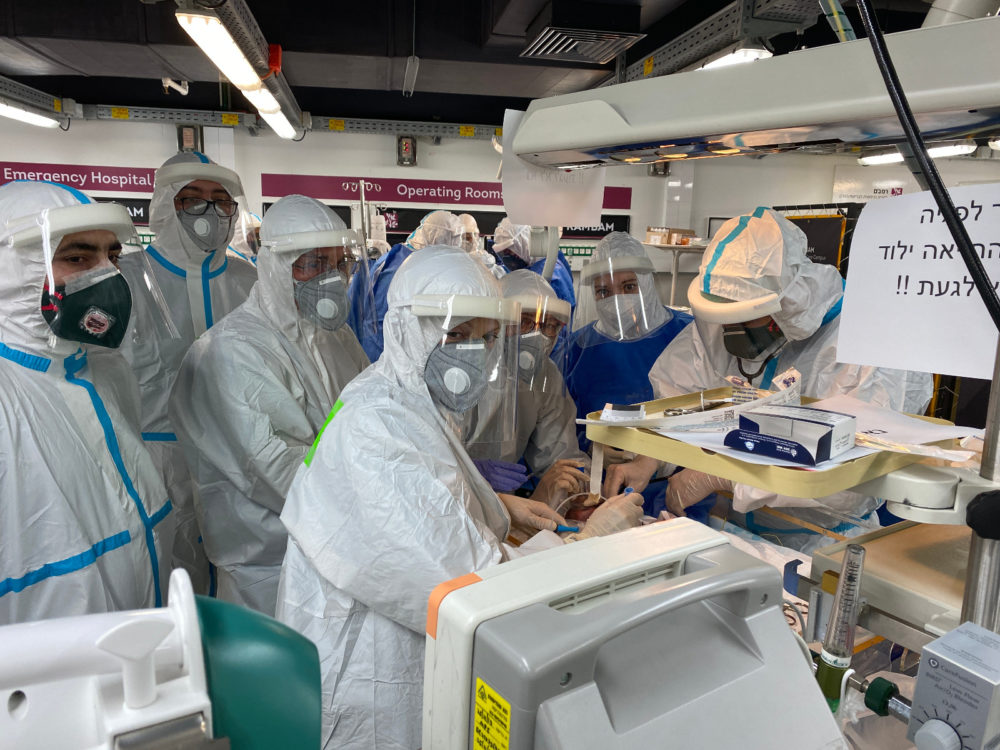 ניתוח קיסרי במחלקת קורונה (צילום: דוברות רמב