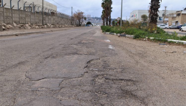 נזק כלכלי – חיפה – כביש משובש ברחוב יוליוס סימון (צילום: עומר מוזר)