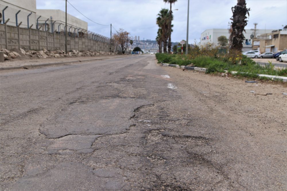 נזק כלכלי - חיפה - כביש משובש ברחוב יוליוס סימון (צילום: עומר מוזר)