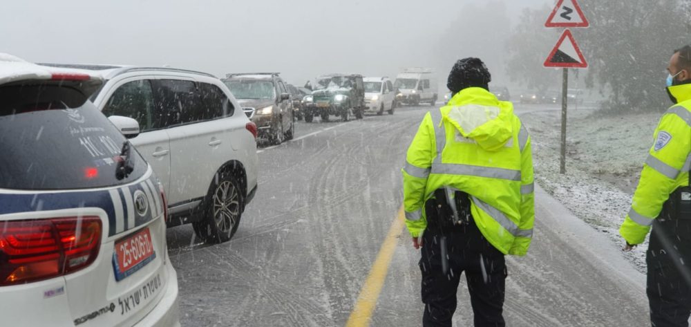 שלג בכבישי הצפון | כבישים חסומים (צילום: דוברות המשטרה)