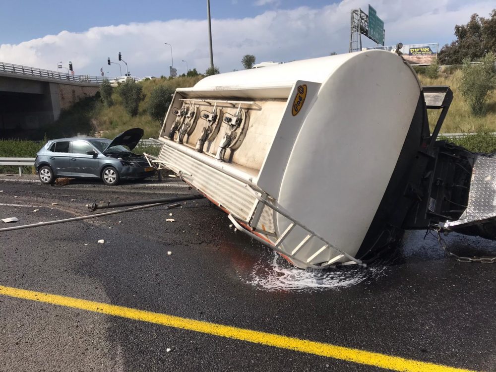 תאונה של שתי משאיות - סולר על הכביש (צילום: כבאות והצלה)