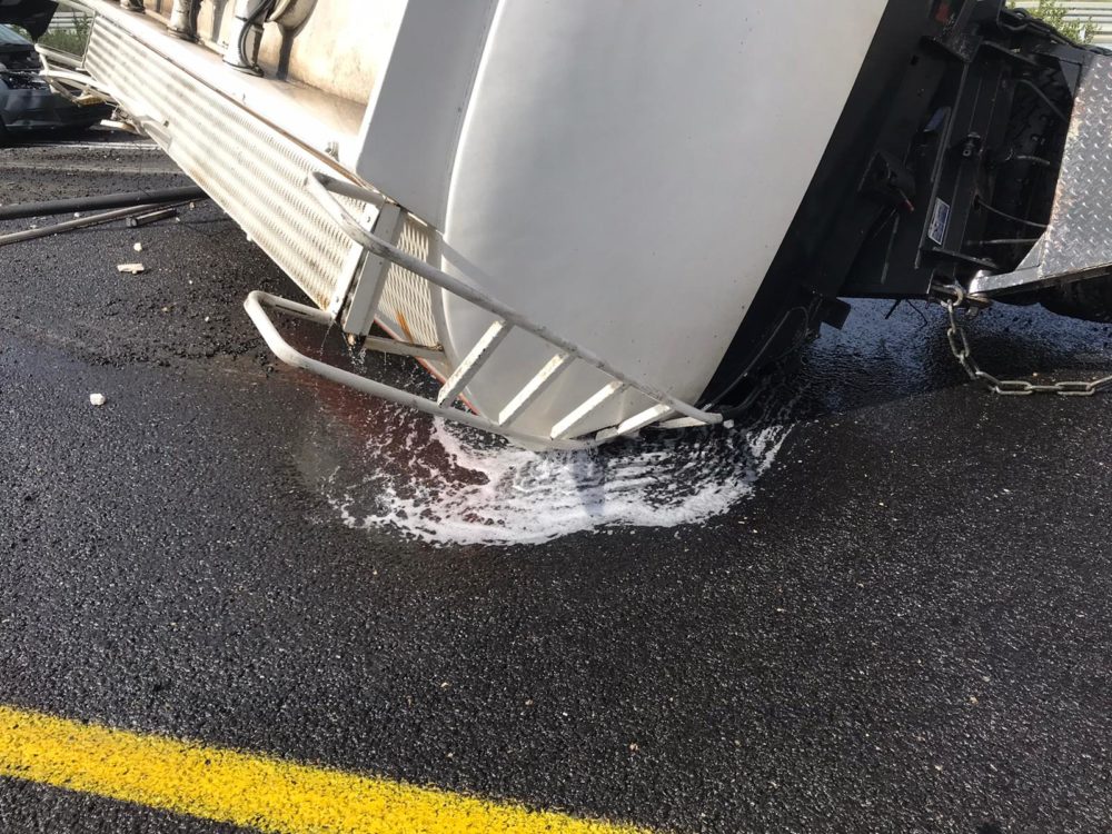 תאונה של שתי משאיות - סולר על הכביש (צילום: כבאות והצלה)