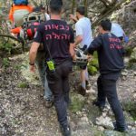 חילוץ מטייל ששבר את רגלו בנחל שיח בחיפה (צילום: כבאות והצלה)