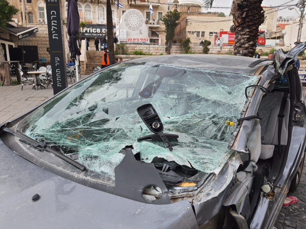 אשה נהרגה בתאונת דרכים ברחוב נתנזון בחיפה (צילום: כבאות והצלה)