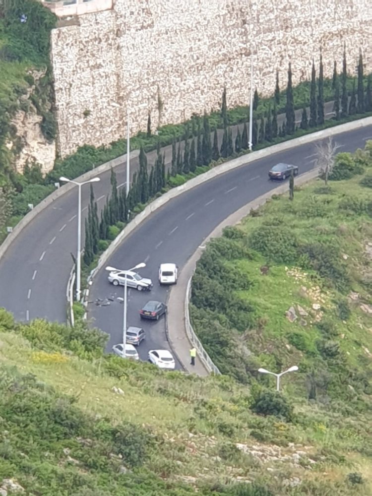 תאונה בדרך פרויד בחיפה (צילום: איילת בר-שץ)