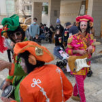 מופע רחוב ברחבת התאטרון – פסטיבל חיפה הבינלאומי להצגות ילדים (צילום: ירון כרמי – חי פה)
