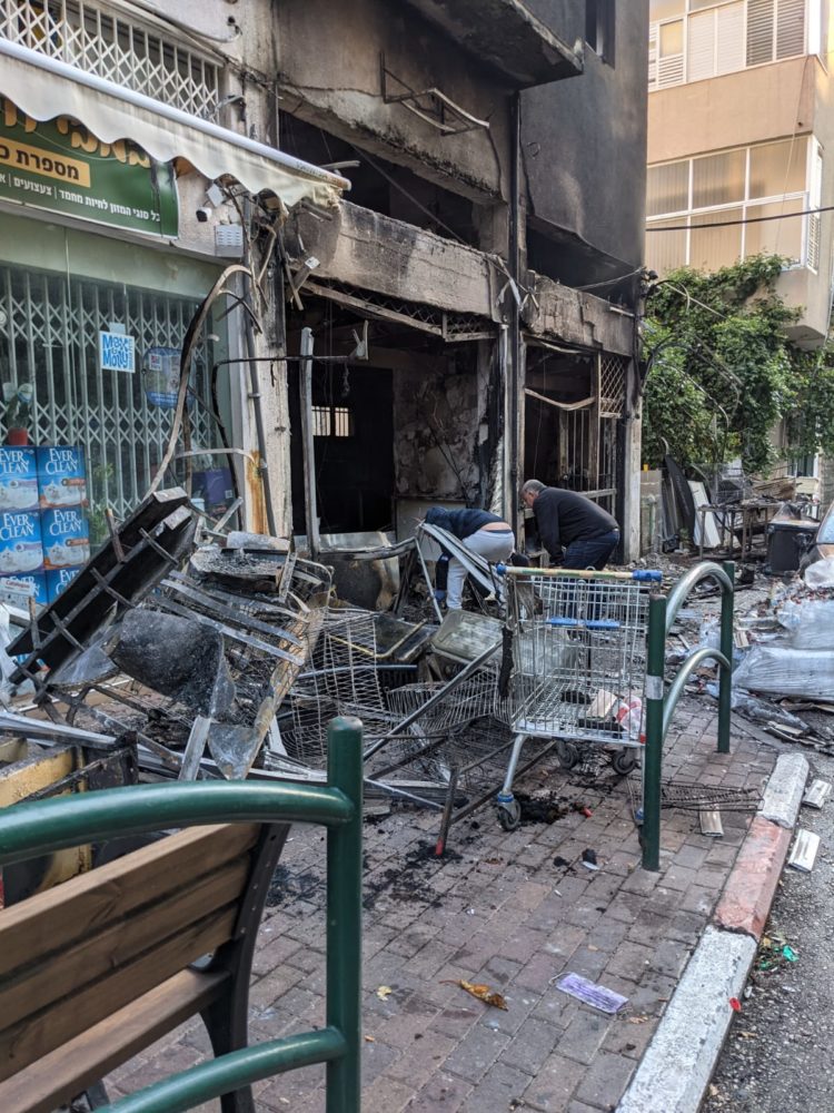 שרפה ברחוב מסדה בחיפה | 4 פצועים (צילום: תום בר-גל)