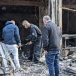 חוקר דליקות בחנות שנשרפה ברחוב מסדה בחיפה (צילום: תום בר-גל)