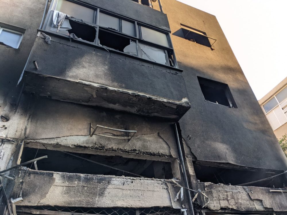 שרפה ברחוב מסדה בחיפה | 4 פצועים (צילום: תום בר-גל)